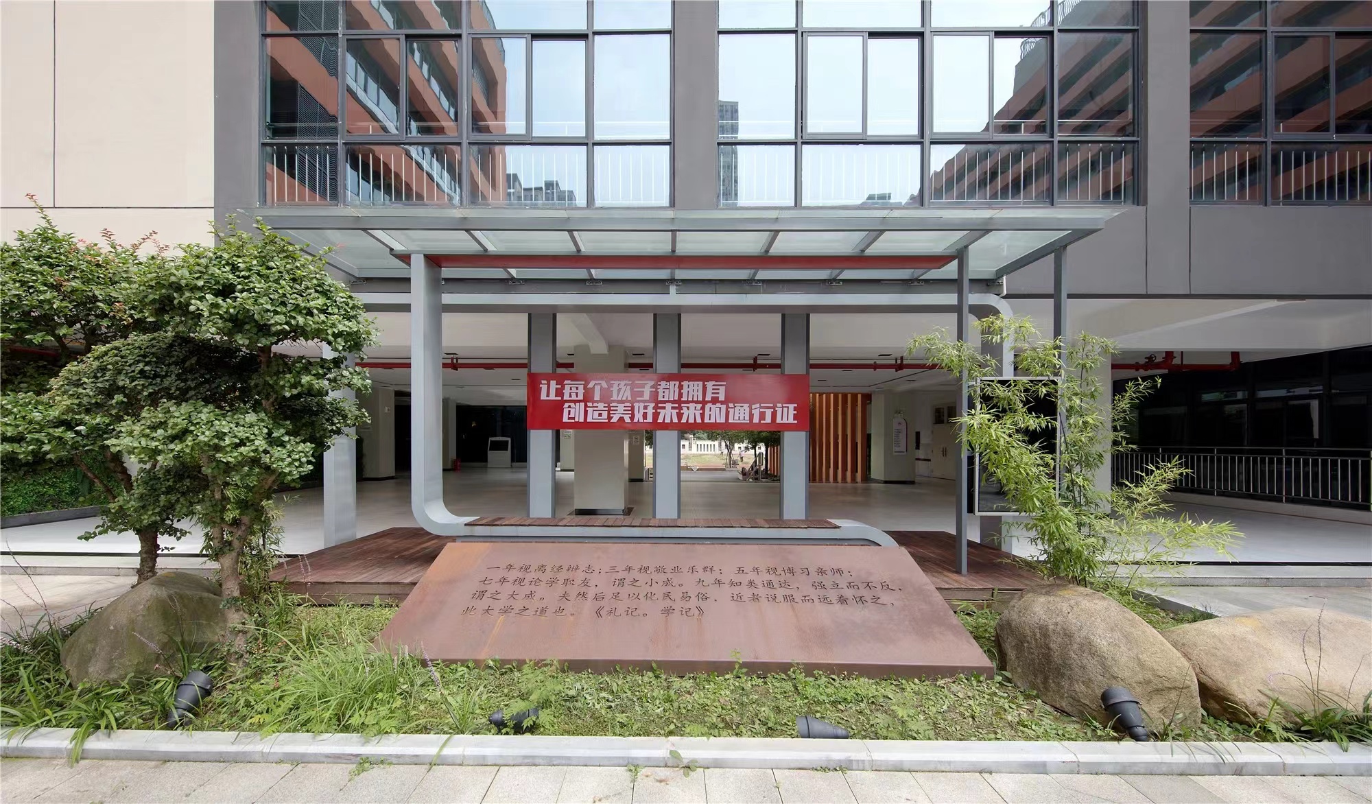 【學(xué)校案例】今泰裝飾在武漢市先后完成了與紅領(lǐng)巾學(xué)校6個(gè)校區(qū)的項(xiàng)目交付！(圖1)